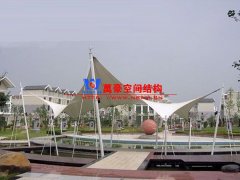膜結(jié)構(gòu)遮陽棚有哪些特點(diǎn)？哪些場所可以使用膜結(jié)構(gòu)遮陽蓬？