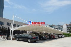 私家車膜結(jié)構(gòu)停車棚造價多少？轎車膜結(jié)構(gòu)車棚一平方價格最新報價