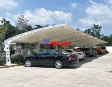 為何膜結(jié)構(gòu)車棚越來越受歡迎？小轎車車棚為什么都選用膜結(jié)構(gòu)車棚？